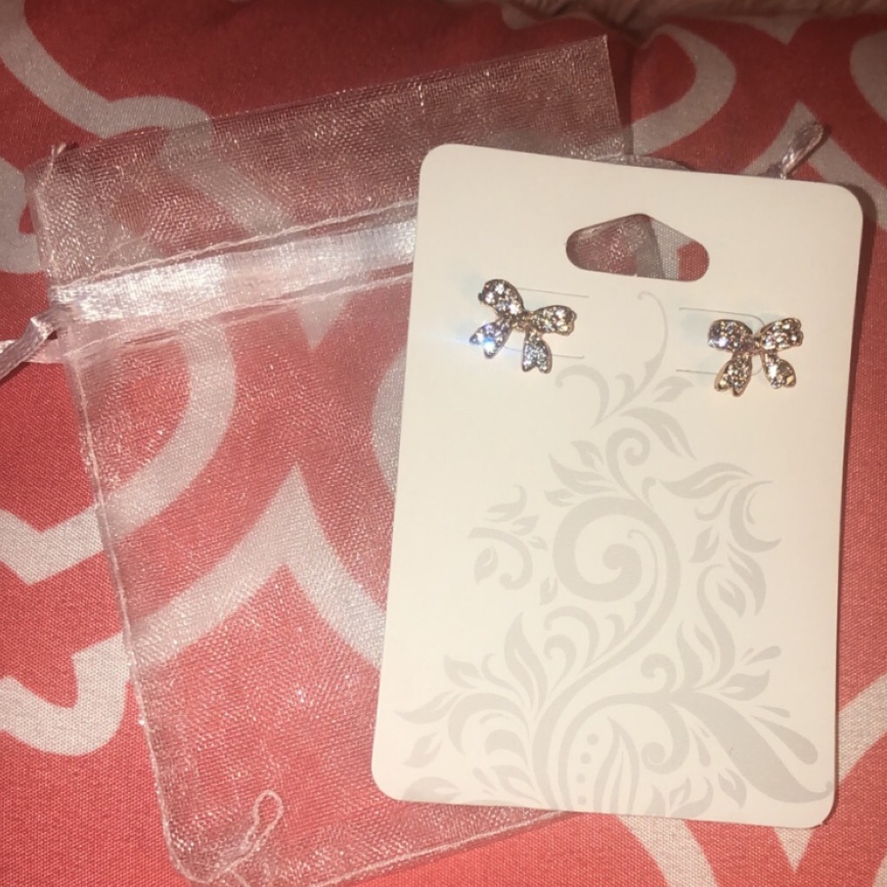 Bow shaped studded earrings